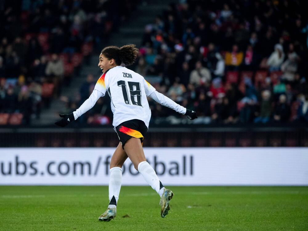 Cora Zicai dreht nach ihrem ersten Länderspieltor im ersten Länderspiel zum Jubel ab.