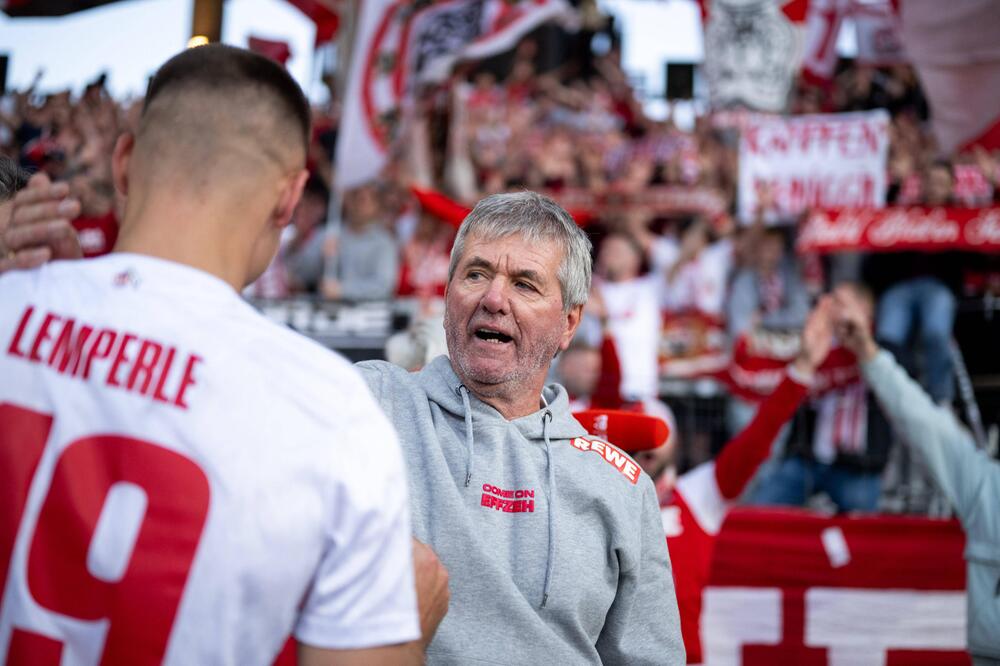 Friedhelm Funkel und Tim Lemperle jubeln in Nürnberg mit den mitgereisten Kölner Fans.
