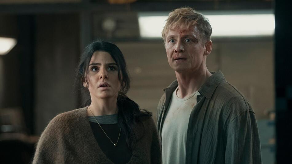 "Brick": Wie kommen Ruby O. Fee und Matthias Schweighöfer da nur raus?