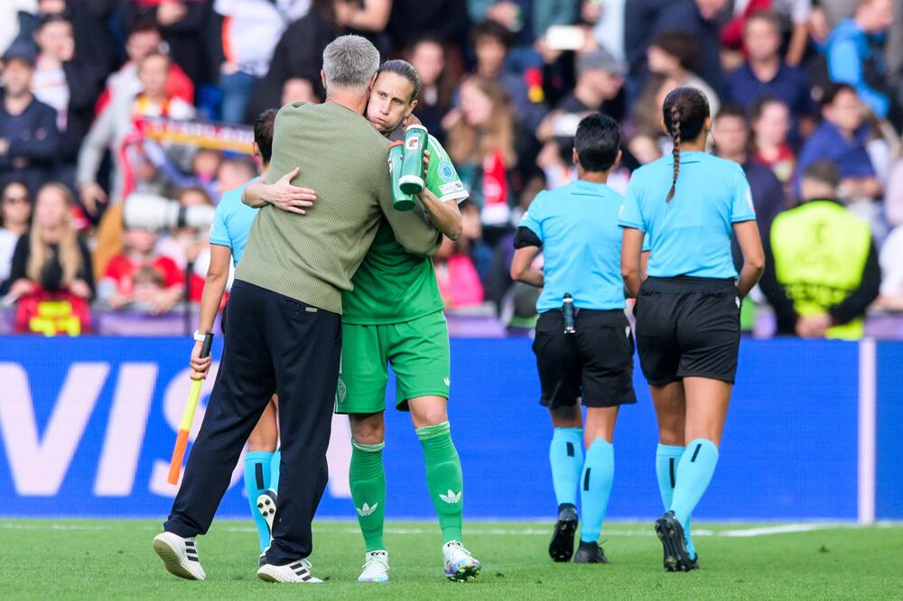Trainer Wück herzt seine Torfrau Berger nach Deutschlands 2:1-Sieg gegen Dänemark.