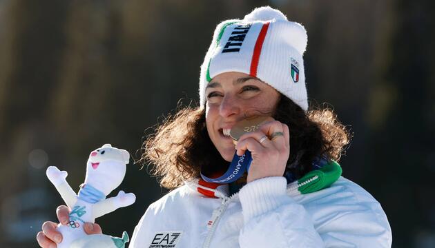 So sieht Freude aus: Federica Brignone strahlt nach ihrem Gold-Gewinn im Riesenslalom.