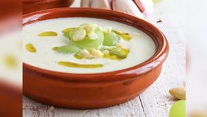 Die andalusische Suppe erfrischt an warmen Sommertagen.