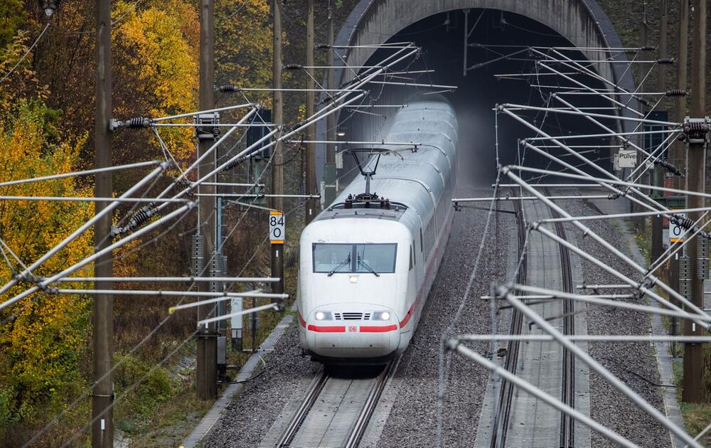 ICE kommt aus einem Tunnel