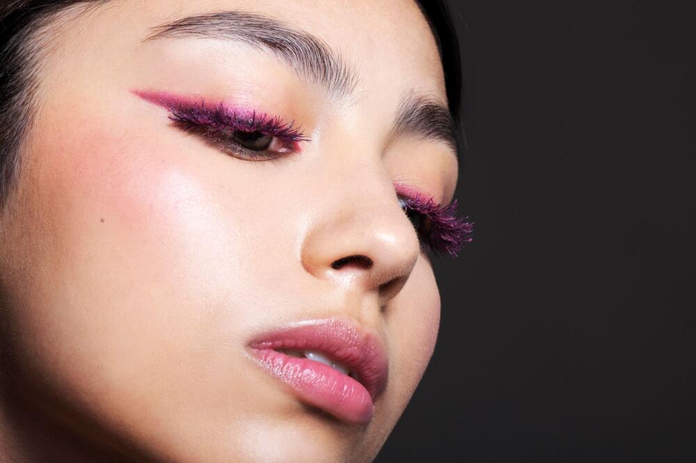 Frau mit Eyeliner und Lippenstift in Pink