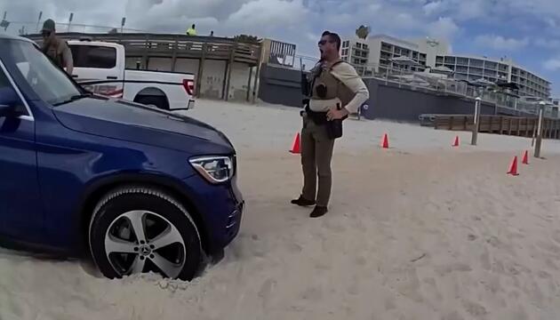 Kuriose Flucht in Florida: Mercedes bleibt im Sand liegen