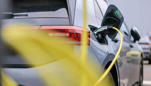 Elektroauto lädt an Ladesäule