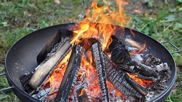 Ein Feuer lodert in einer Feuerschale