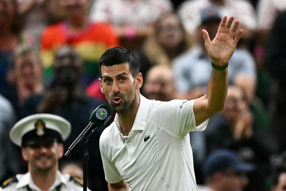 Novak Djokovic winkt während des Sieger-Interviews ins Publikum