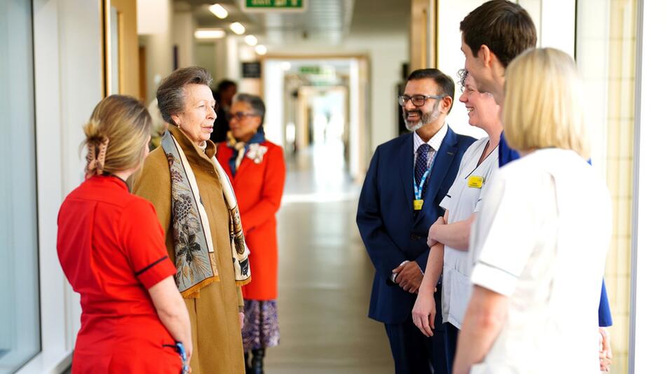 Prinzessin Anne (l.) im Southmead Hospital in Bristol.