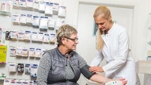 Apothekerin misst den Blutdruck einer Kundin