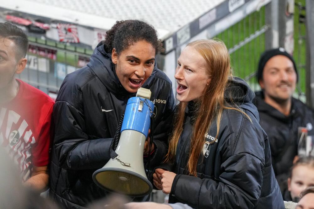 Cora Zicai (links) und Meret Felde feiern im November 2024 Freiburgs Punktgewinn gegen die Bayern.