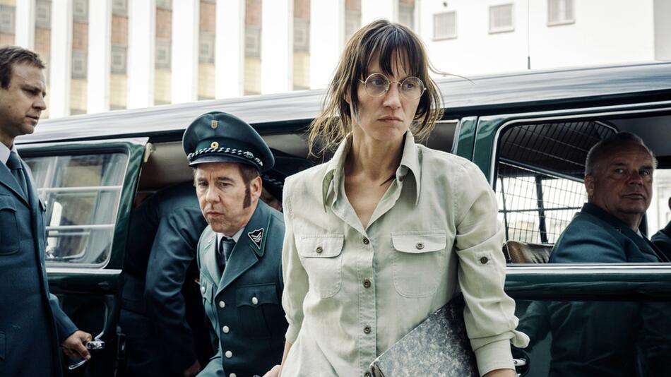 "Stammheim - Zeit des Terrors": Ulrike Meinhof (Tatiana Nekrasov) bei der Ankunft in der JVA ...
