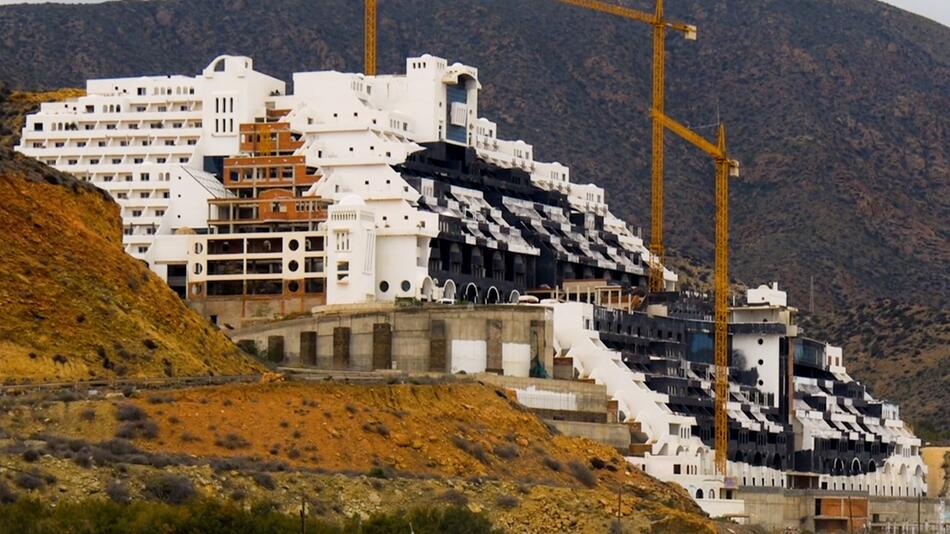 Ruine an Traumstrand: Halbfertiger Hotelklotz rottet seit 20 Jahren vor sich hin