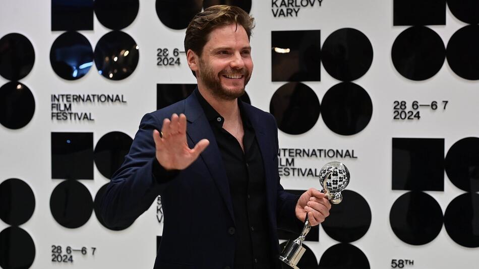 Daniel Brühl mit seinem Ehrenpreis.