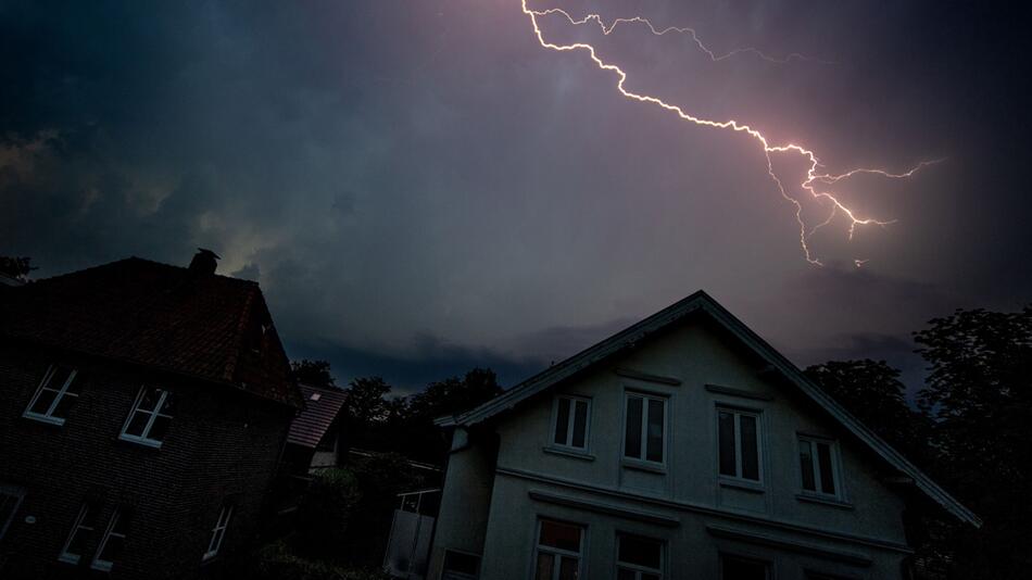 Blitz und Gewitter in Wohngebiet