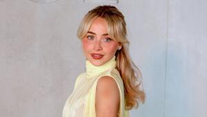 So schön sind die neuen Rouge-Trends: Sabrina Carpenter mit auffälligem Blush auf dem roten Teppich.