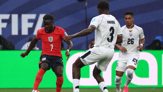 Englands Bukayo Saka spielt den Ball.