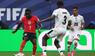 Englands Bukayo Saka spielt den Ball.