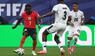 Englands Bukayo Saka spielt den Ball.