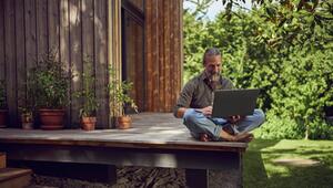 Ein Mann arbeitet am Laptop auf einer Terrasse