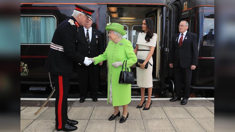 Queen Elizabeth und Herzogin Meghan kamen am 14. Juni 2018 mit der Royal Train am Bahnhof ...