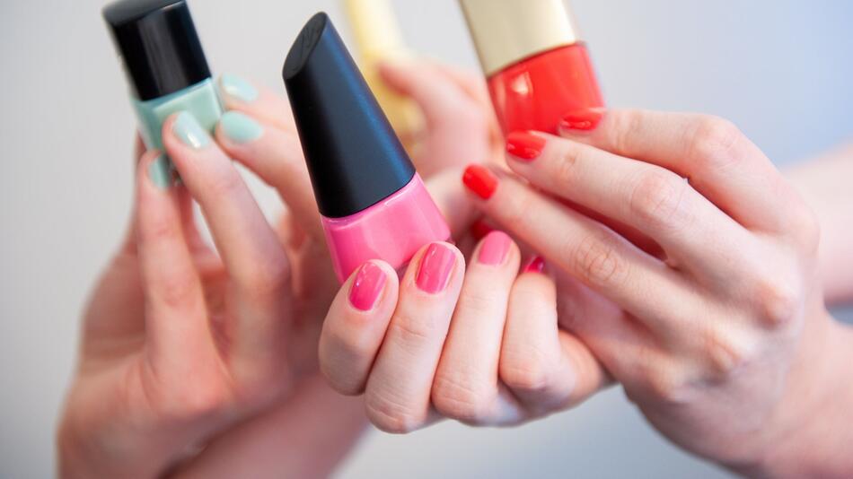Frauen mit lackierten Fingernaegeln