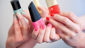 Frauen mit lackierten Fingernaegeln