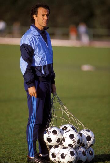 Franz Beckenbauer als DFB-Teamchef während des Trainings mit dem Ballnetz
