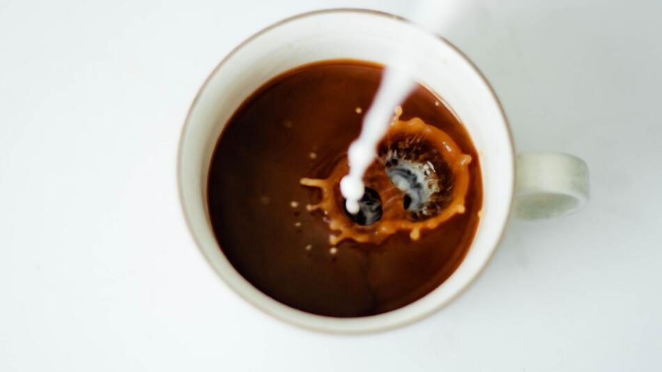 Hafermilch flockt im Kaffee