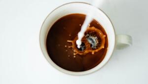 Hafermilch flockt im Kaffee