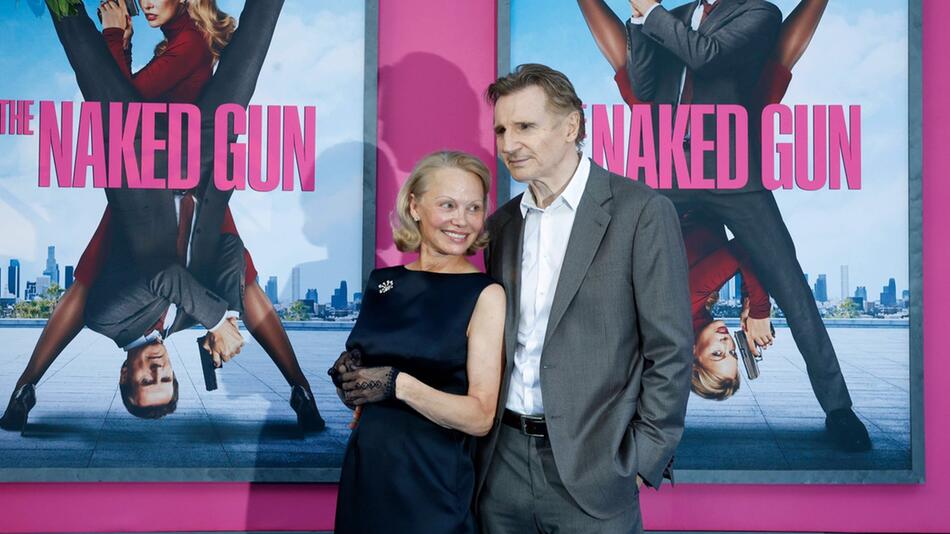 Pamela Anderson und Liam Neeson bei der "Die nackte Kanone"-Premiere in New York City.
