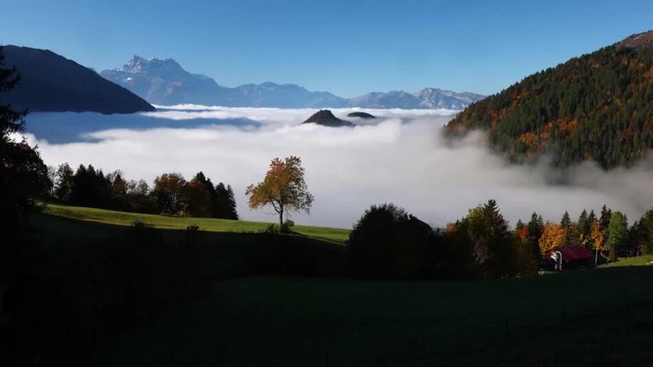 Ein Meer aus Wolken: Herbstliches Wetterschauspiel in den Alpen