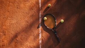 Tennisschläger mit Bällen