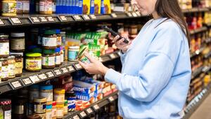 Eine Frau beim Einkauf im Supermarkt
