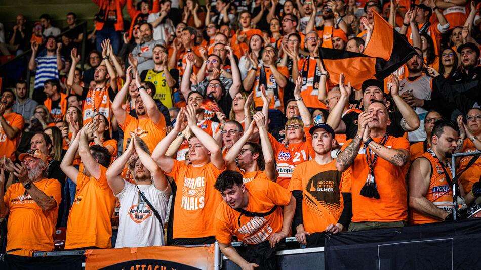 Ulms Basketball-Fans feuern ihre Mannschaft in München an