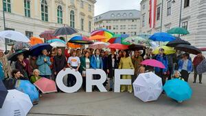 Bunte Schirme gegen den Politikeinfluss auf den ORF
