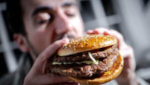 Mann beißt in einen Burger