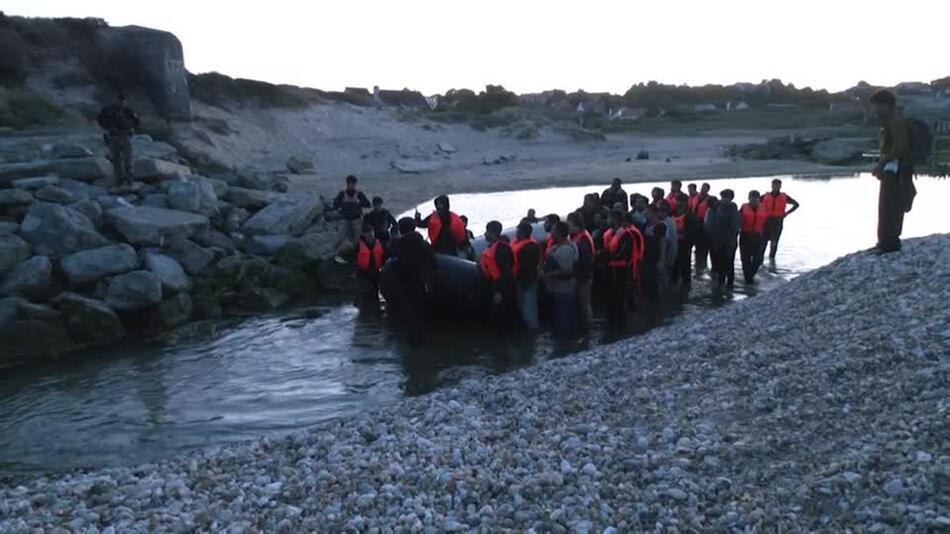Versuchte Überfahrt nach Großbritannien: Französische Polizei zerstört Migrantenboot