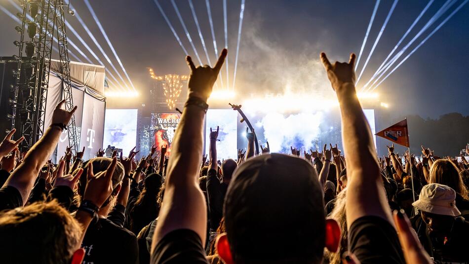 Festivalbesucher feiern beim Wacken Open Air