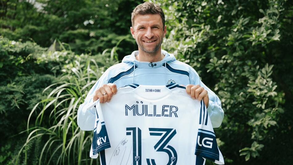 Trikots, Fußballschuhe, Megafon – Thomas Müller versteigert Erinnerungsstücke für den guten Zweck