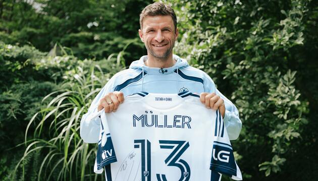 Trikots, Fußballschuhe, Megafon – Thomas Müller versteigert Erinnerungsstücke für den guten Zweck