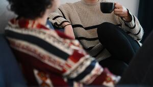 Zwei Frauen sitzen auf einem Sofa und unterhalten sich