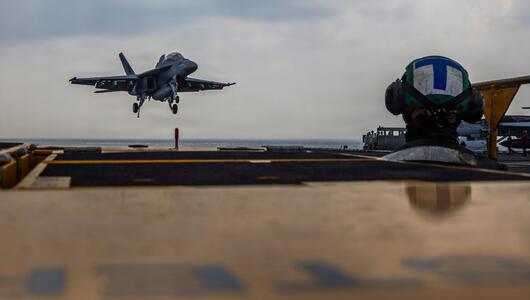 Ein Kampfjet landet auf dem Flugzeugträger "USS Abraham Lincoln".