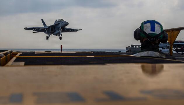 Ein Kampfjet landet auf dem Flugzeugträger "USS Abraham Lincoln".