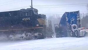 Lkw bleibt im Schnee auf Schienen stecken – da kommt ein Zug