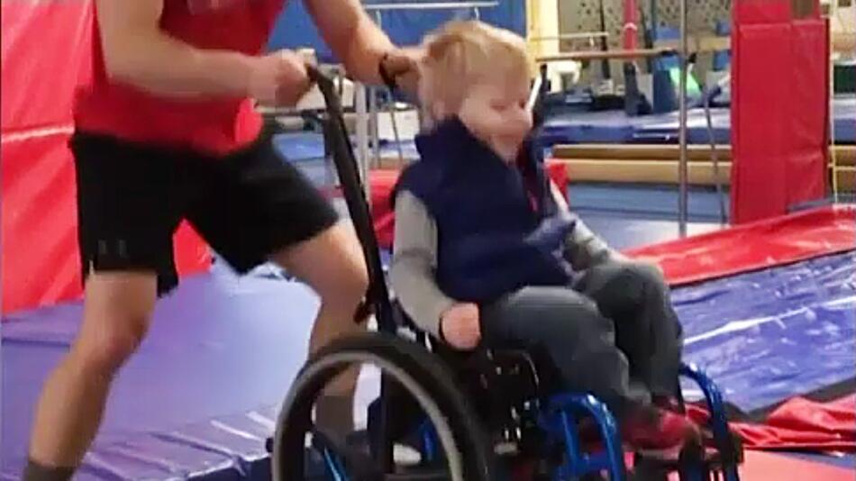 Wyatt Burggarff, Spina Bifida, Rollstuhl, Behinderung, Trampolin, Trampolinspringen, Fargo