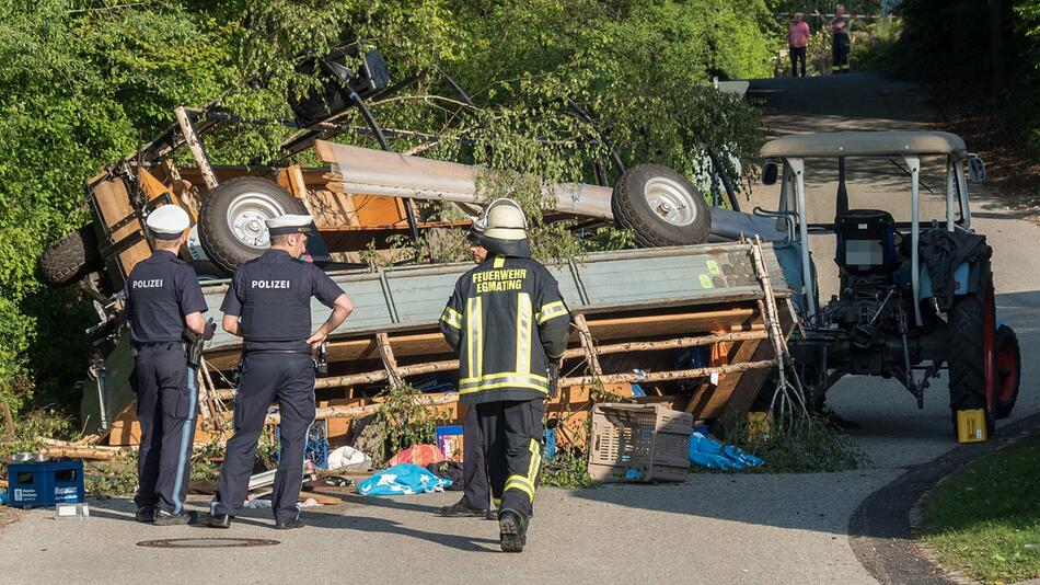 21 Verletzte nachdem zwei Anhängern umgekippt sind