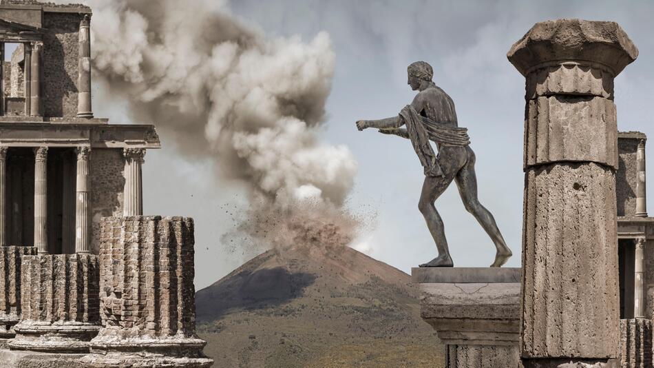 Pompeji-Tempel mit bronzener Apollo-Statue und ausbrechendem Vesuv