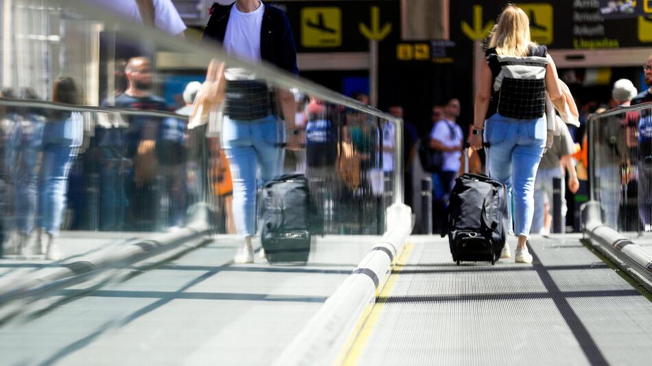 Passagiere am Flughafen von Palma de Mallorca
