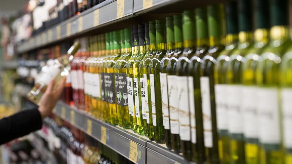 Weinflaschen stehen im Regal eines Supermarktes